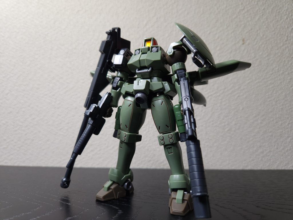 フルウェポンということで何を装備させようか迷っていたとき、たしか劇中でヒイロが、トールギスを｢プロトタイプリーオー｣と言っていたのを思い出し、それなら逆にリーオーは｢量産型トールギス｣かな？と思い、まずはシールドとドーバーガンを標準として装備。