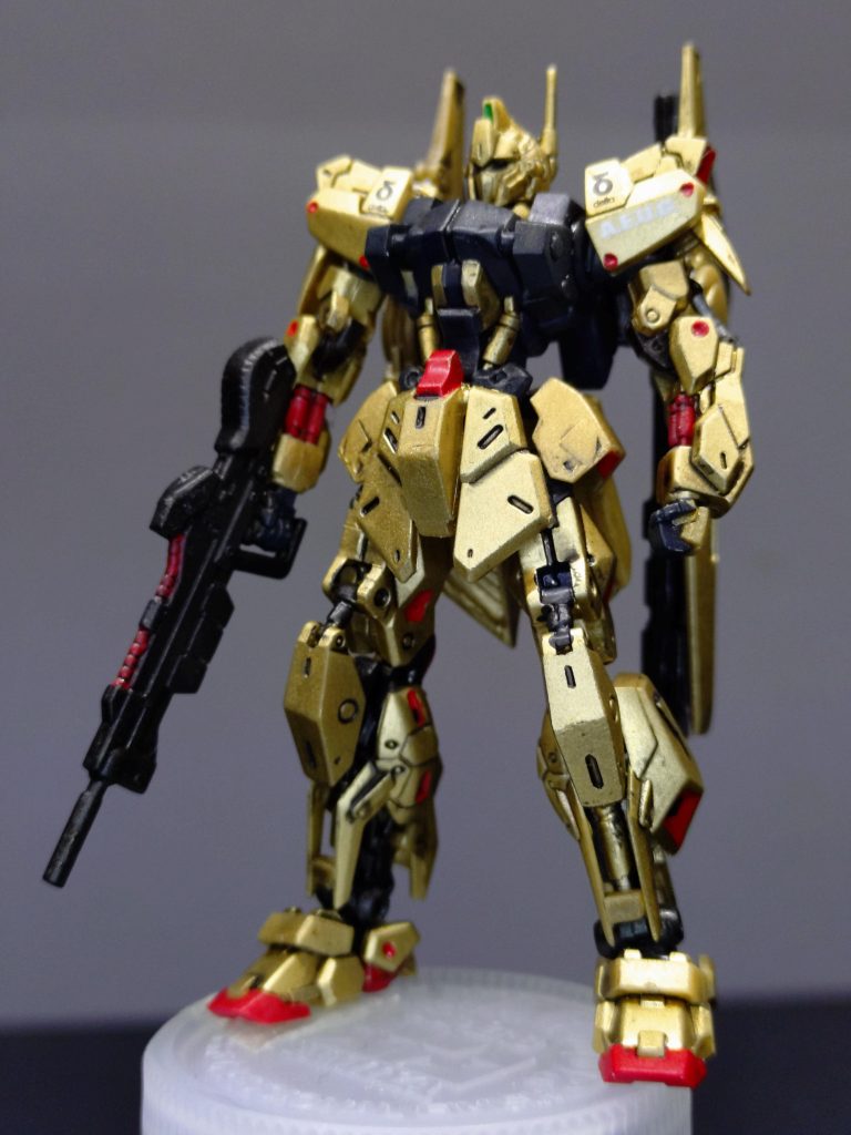 カラーはゴールドスプレーがメインとネイビーブルー(本体)、ガンメタル(バックパック、武器、内部フレーム)、スーパーイタリアンレッドとなっております。スミ入れとつや消しスプレーもしてあります。