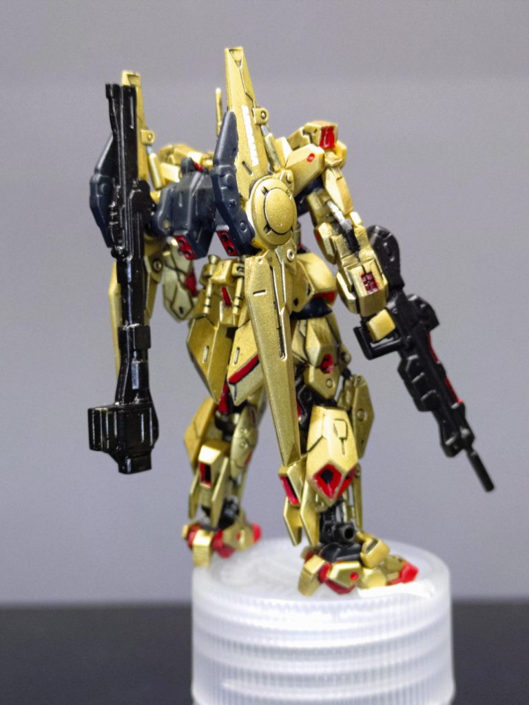 色塗りと同時に合わせ目消しも進めるのはトールギスと同様で、結構骨が折れます…トレードマークの百の文字の丁度良いのが見当たら無かったので、代わりにデルタ(δ)マークを貼りましたが、遠目に百にも見えそうなので、我ながら良い選択したと思います。…むしろ間に線を書いて百と言い張っても良かったかも(笑) 正直、老眼が強くなってきてるのでこの小ささはツラいのw