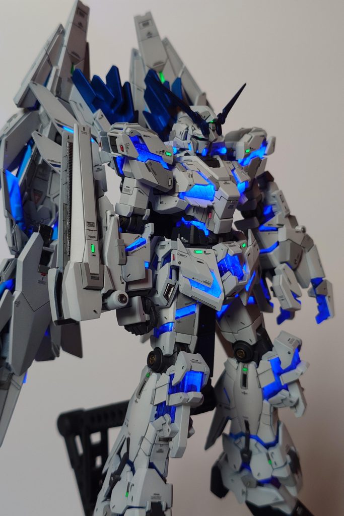 蛍光ブルーのところのグラデーションがなかなかいい感じにできました。蛍光ブルーや蛍光クリアーを始めて使いましたがいい感じに光ってくれました!