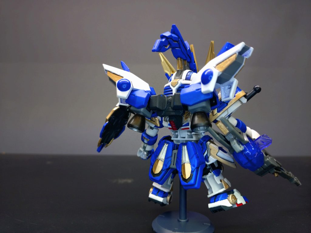 背中もトールギス必須のブースターパックが無く物足りなかったのでジャンクからブースターをでっち上げました。ほぼAGE-2マグナムの肩です。