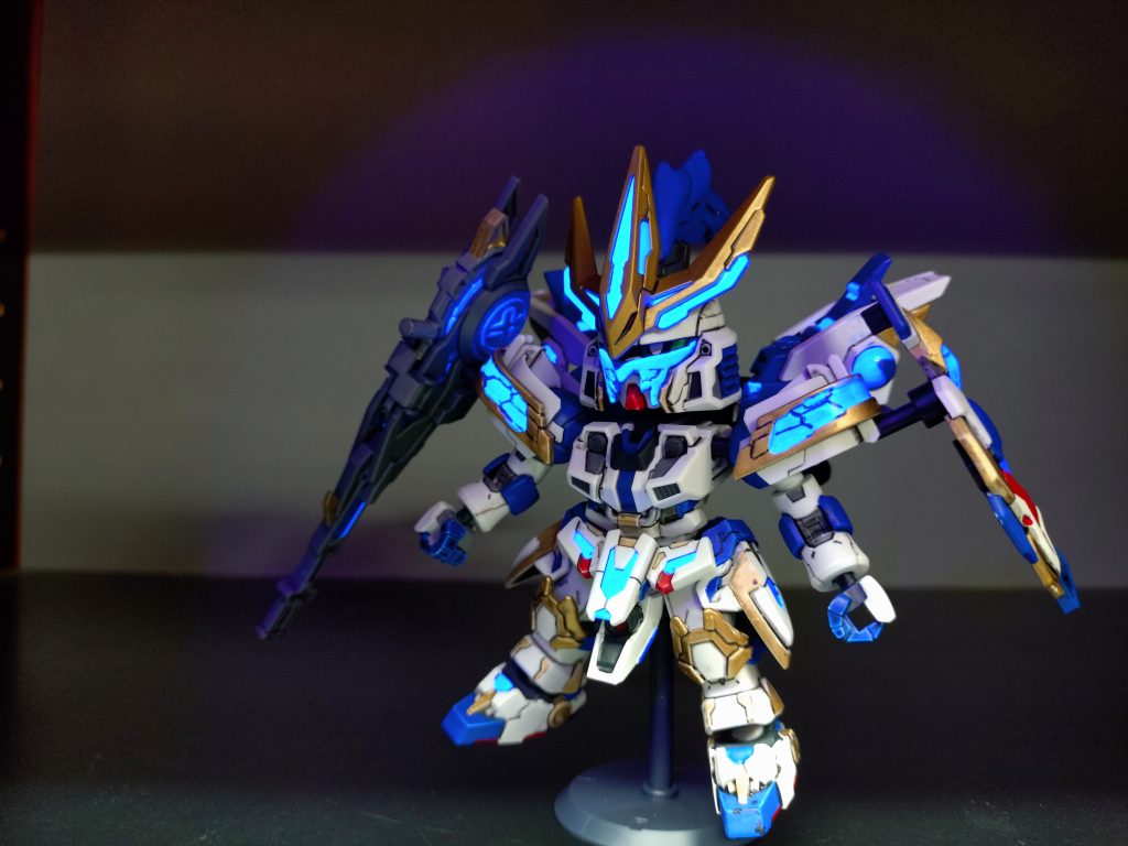 ブルーの一部は蛍光ブルーなので、ブラックライトを当てると光ります。