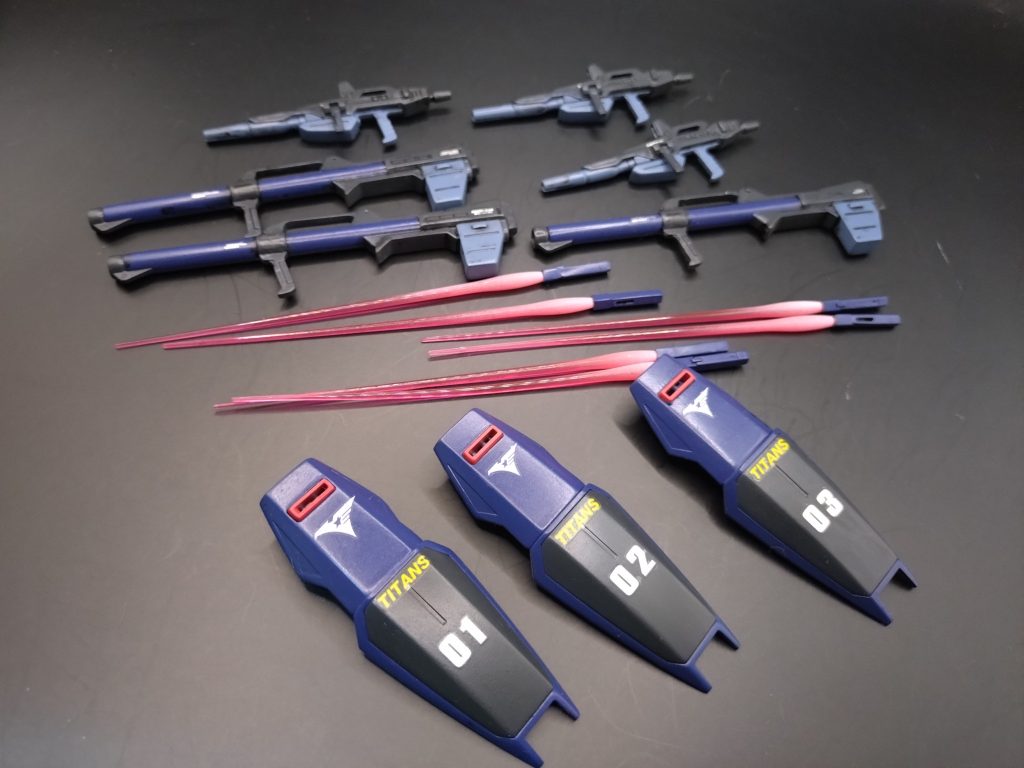各種武器3機分。バズーカの塗り分け面倒でした。サーベルはパーティングライン落とした後に根元にシルバーとホワイト軽く吹きました(ここだけエアブラシを)