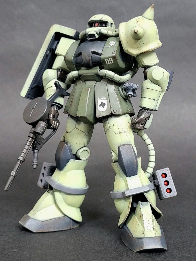 頭部はくりぬき、モノアイを新造。脚部は少し股を開き気味に。足首を針金接続にし、接地を改良。