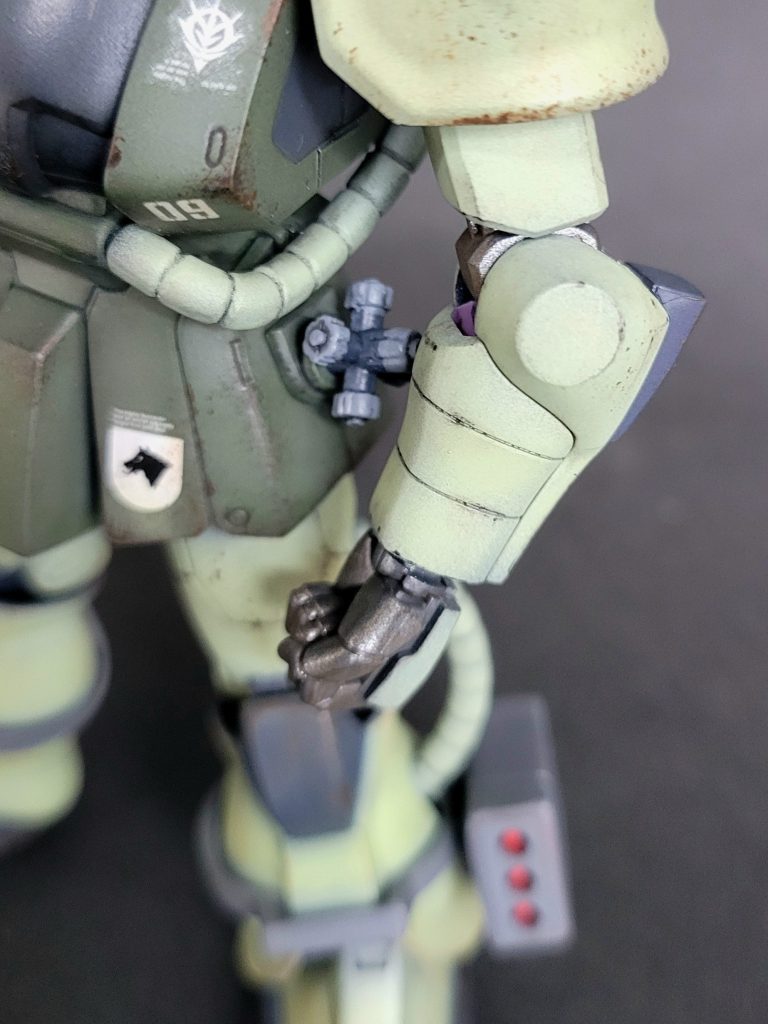 汚しは、ウオッシングの後、スポンジ塗装でチッピング。ブラウンでストレーキング。