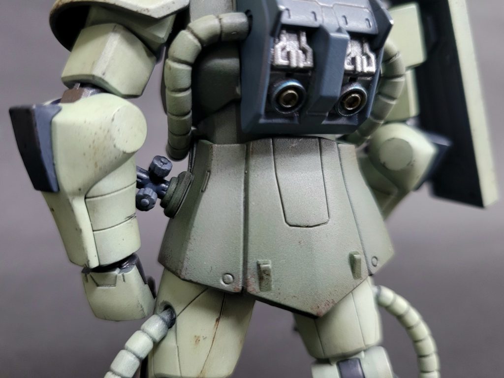 シルバーでドライブラシをしたのですが、うまくいかず、2Bの鉛筆でやり直しました。バーニアはライトガンメタルで塗装後、クリアカラーで焼き色をプラス。