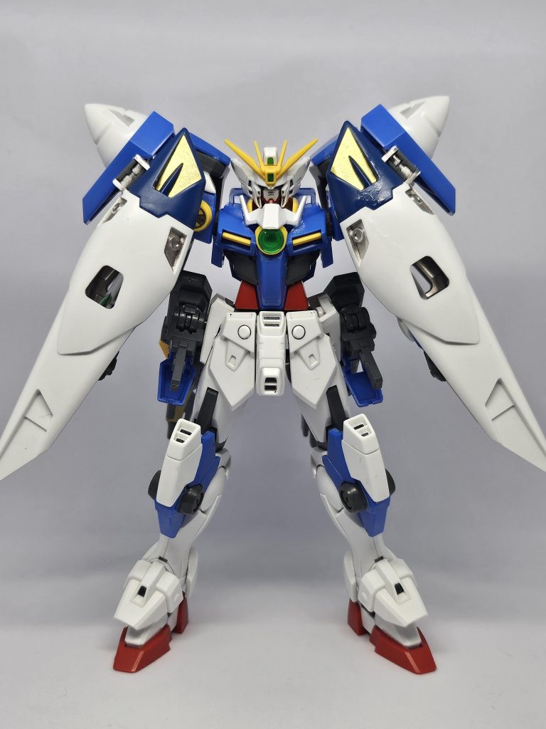 ウイングバインダーを閉じてGNシールド防御形態。