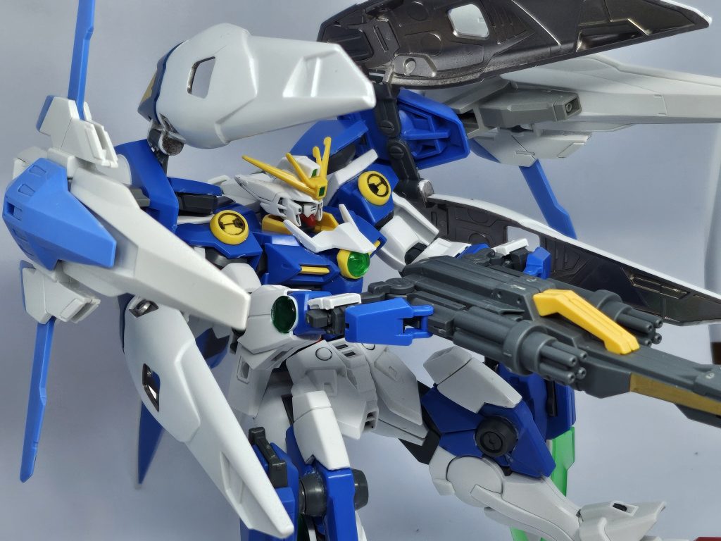 寄りで。赤色要素が減ってしまって何か物足りない様な。。。スッキリ纏まってる様な。。。トランザムバーストでゼロシステムを戦域全域に展開共有とか地獄絵図でしか無い機体ですが、誰かの作ったコラ画像のダブルゼロもいつか作ってみたいかも知れません。