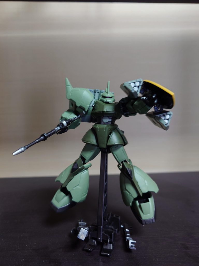 背中の単発ミサイルは対艦用、盾の三連ミサイルは対MS用ということで。旧来の野暮いプロポーションのゲルググもいいですが、Gフレームのゲルググも体型がシャープでかっこいいです。ご覧いただきありがとうございます。