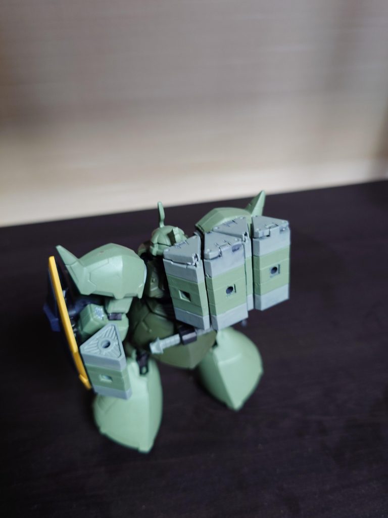 ミサイルポッドはコトブキヤのMSGから拝借。無加工でコンパチできたのはありがたいです。ゲルググは背中が少し寂しいので、いい感じにゴージャスになりました。