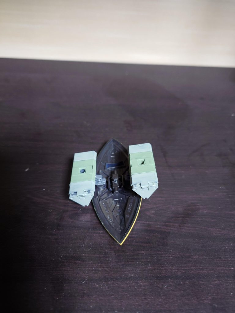 盾の裏側にもジョイント穴があるので、そちらにもセット。B3のガトリングシールドにも匹敵する浪漫ウェポンに。