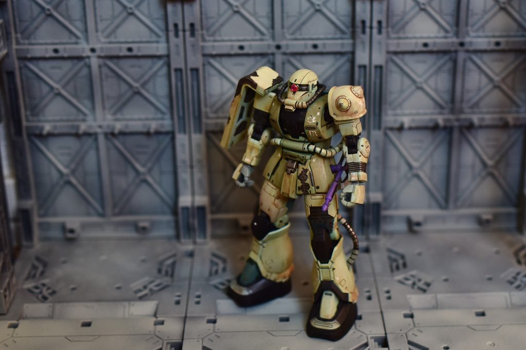 初めてついでに、これまで積極的にやってこなかったウェザリングもしてました。ドアンザクはウェザリングありきな見た目ですので。また塗装は指定色よりも若干薄目で経年劣化を表現してみました。テレビ版のドアンは大分日焼けした肌だったので、きっと日差しの強い地域にいるのだろうなと思い。まあ宇宙空間での仕様が大前提の機体の塗装が、オゾン層で守られた地球上の紫外線で経年劣化するかどうかは置いといて(zaku-kao8)