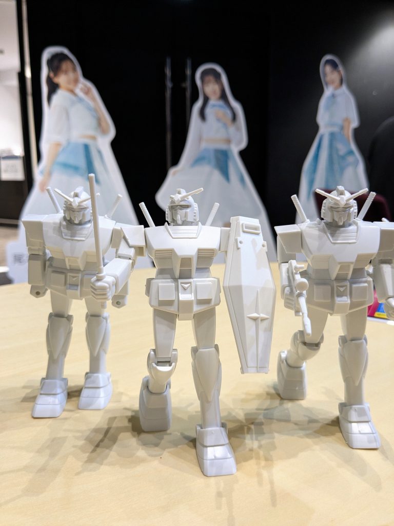 一緒に参加した息子と娘の作ったガンダムと。