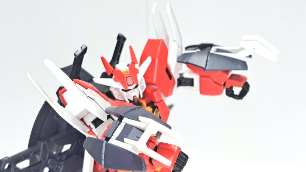 シールドユニット前腕部に装着する小型の盾。展開式のクローが仕込まれた攻防一体の武器であり、防御から即時攻撃に転じる事が可能。