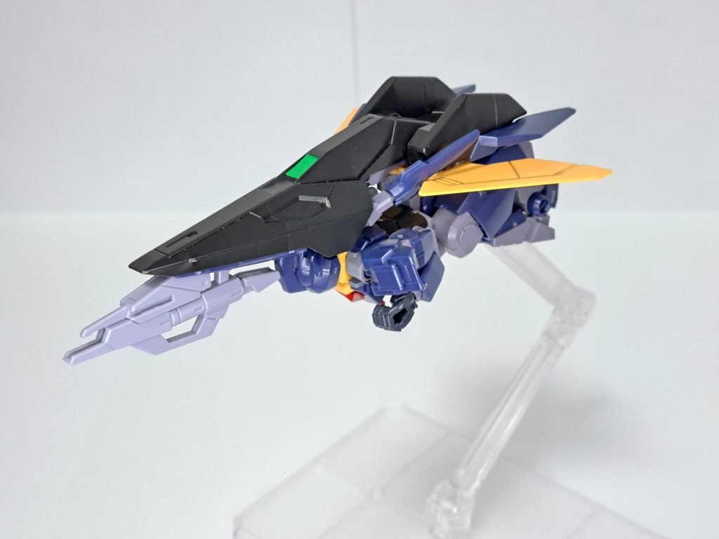 コアガンダムII(ティターンズカラー)地球至上主義を唱えたティターンズの象徴であるティターンズカラー版。重力下でのバトルに特化した特別仕様機であり、地上のみならず空中におけるコアフライヤーの飛行能力の向上、深海での高水圧に耐えうる構造強化など、地球全体をカバーしうる性能が与えられた。 肩と胴体繋ぐポリキャップがくったくたなのでマスキングテープ巻いて入れてます ちょっと見えてる
