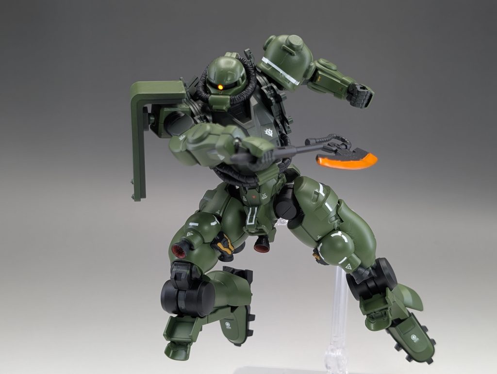 ヒートホークは1/100のザクのものを流用。普通の HG よりサイズが大きくなった分、ちょうどいい感じになりました。