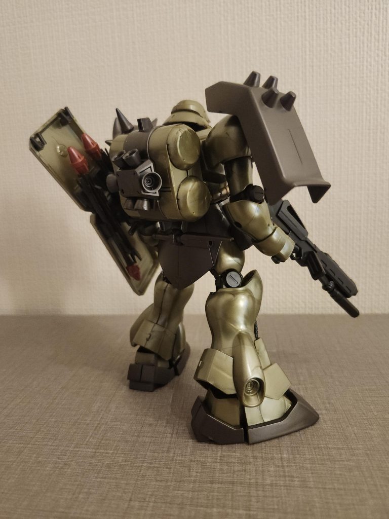 後ろ。今回作るキットはside-F限定のキットにする事は元々決めてたのですが候補はこれの他、ジムⅢ、サイコ・ドーガ、ホビーハイザックで迷ったのですが結果的にコレに落ち着きました(zaku-kao8)1番見栄えしそうなのはホビーハイザックだったんだけどあれは既に1個積んでるんだよね…。