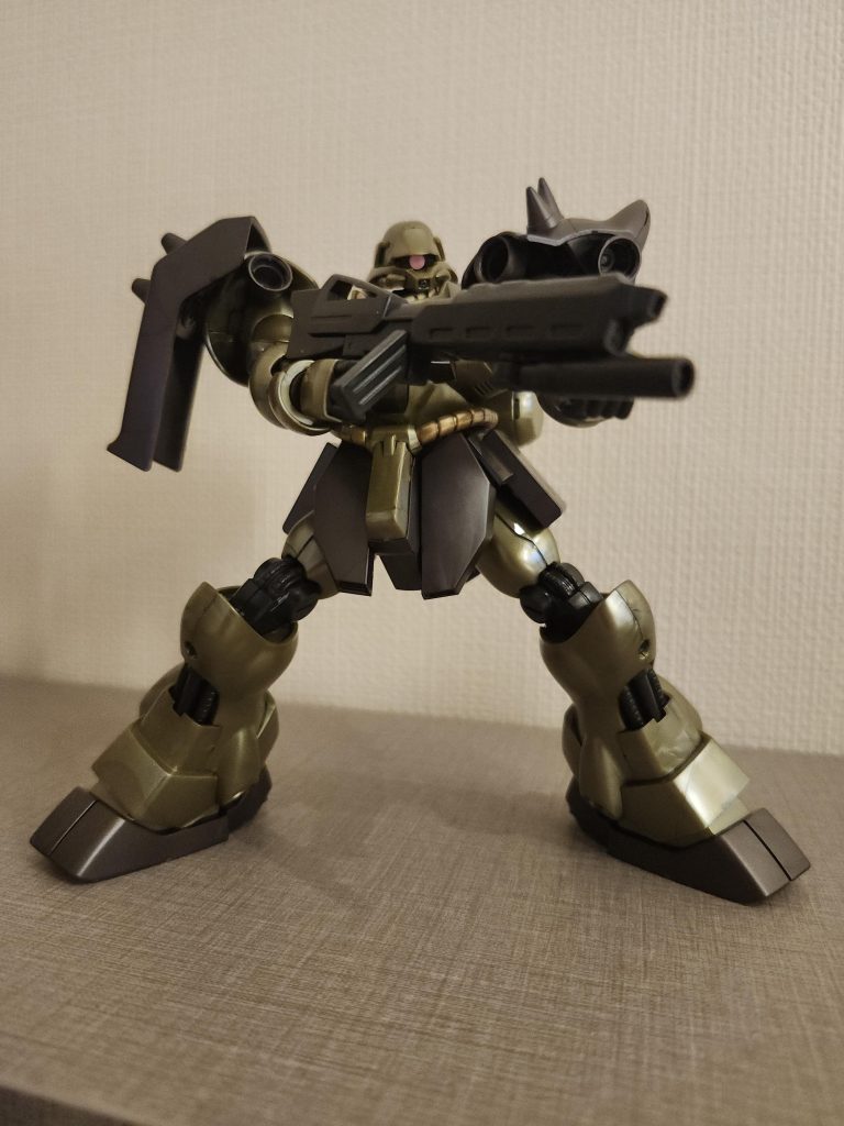 キットの内容は普通のHGUCのギラ・ドーガと同様、そこそこ古いキットではあるんですが造形は結構良さげ、合わせ目は頑張ってはいるのですが膝とかに若干出てしまっています。価格は2090円と通常カラー版より微妙に高かったりしますが店頭には在庫が豊富にあったのである意味通常カラーより入手はしやすいんではなかろうか?福岡まで行ければの話だけど…。(zaku-kao4)