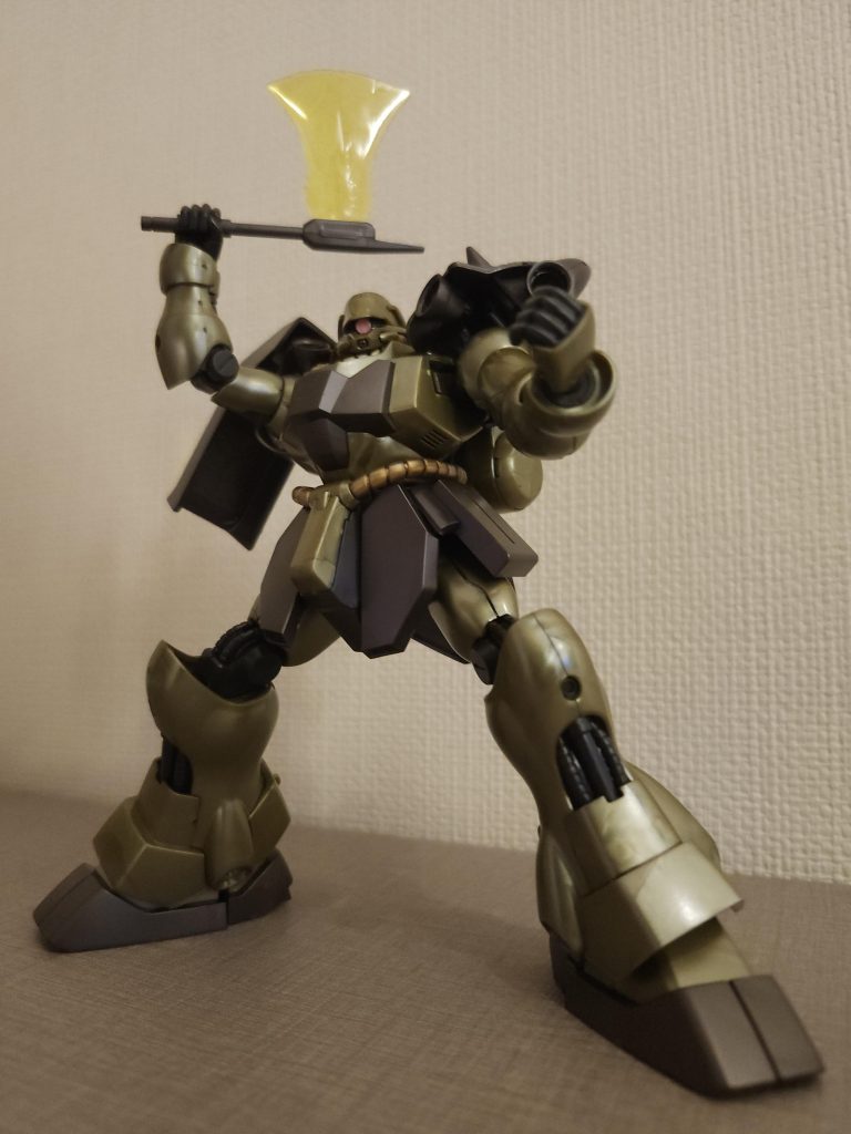 ビームアックスは形状の違うビーム刃も付属してます。カラーも割と渋い感じでカッコ良いのですがカラーと材質的にウェルドラインが結構目立つのがネック、まぁこの手のメタリックなカラーのキットでは当たり前の事ではあるのでこれも味な気もします(zaku-kao8)