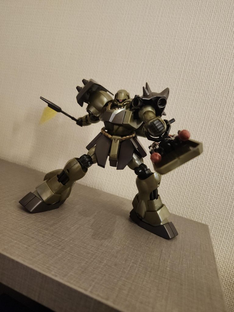 現行のキットに比べると可動が微妙な部分もありますがそれなりには動きます、ビームマシンガンの他にもビームアックスにシールド、シュツルムファウストと武装も沢山ついて作りがいのある良いキットです(zaku-kao2)