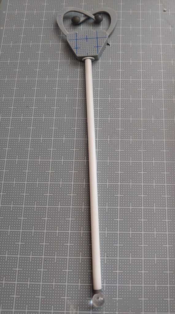 魔法の布団叩きの作成途中。ヘッド部分は0.8mmプラ板を4枚重ねて作成。真ん中の2枚は左右の「腕」の付いた形状で切り抜いています。腕の先っちょには適当な半球ディテールパーツをペタリ。尾部の透明な球体は関節技のボールジョイントの流用。