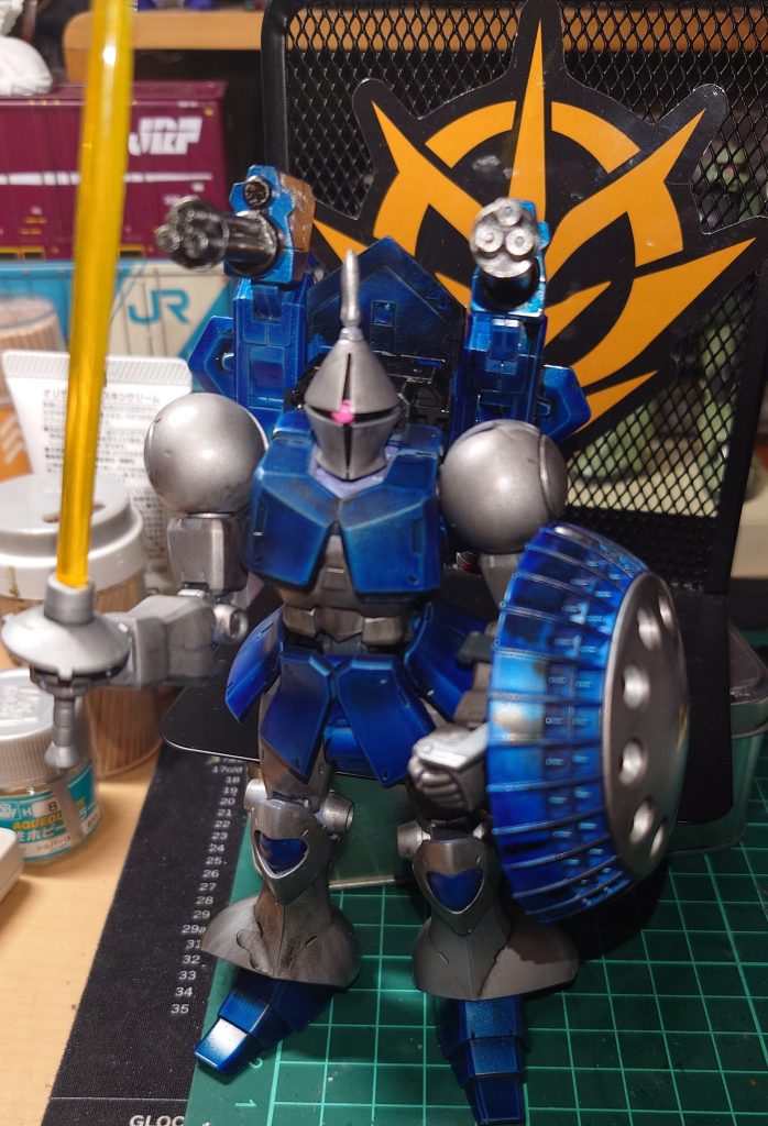 ｵﾌﾟｼｮﾝﾊﾟｰﾂｾｯﾄのｳﾞｧﾘｱﾌﾞﾙﾎﾟｯﾄﾞを取り付けてます　最初はシールドを付けようかと思いましたが、シールド三つは見た目にうるさいのでやめました　銀色面へのウエザリングにしばらく悩みましたが、リアルタッチマーカーがいい仕事してくれました　汚しては落とす作業か楽しいですね