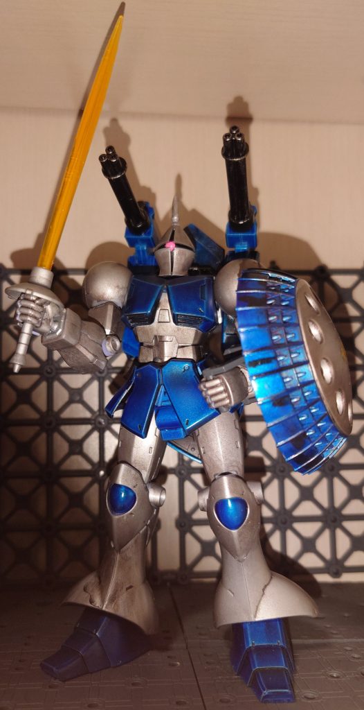 ジオンの秘密工廠感…頭のアンテナは同色のランナーを瞬着で付けて延長し、削りました　