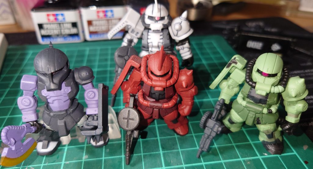 コンバージとモビルスーツアンサンブルのザク達某ガンダムYouTuberは自室のザクだけで100体以上あると豪語していたが、一般ファンには難しい