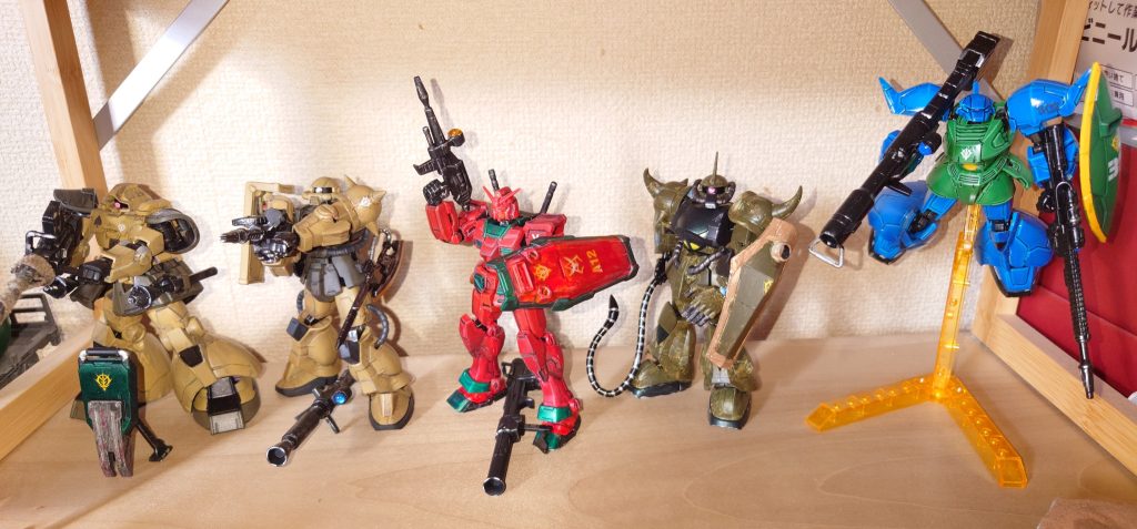 仲間たちと記念撮影ザク「あ、ガンダムさんお疲れ様です…」ドム「ああ…なんか思い出しそう…」グフ「オデッサの時も、仲間がバッタバッタ倒されたなぁ…(遠い目)」ゲルググ「これは心強い!ソロモンの屈辱もなくなるな!」 ゲルググさんは乗り手に影響されて、脳筋思考です