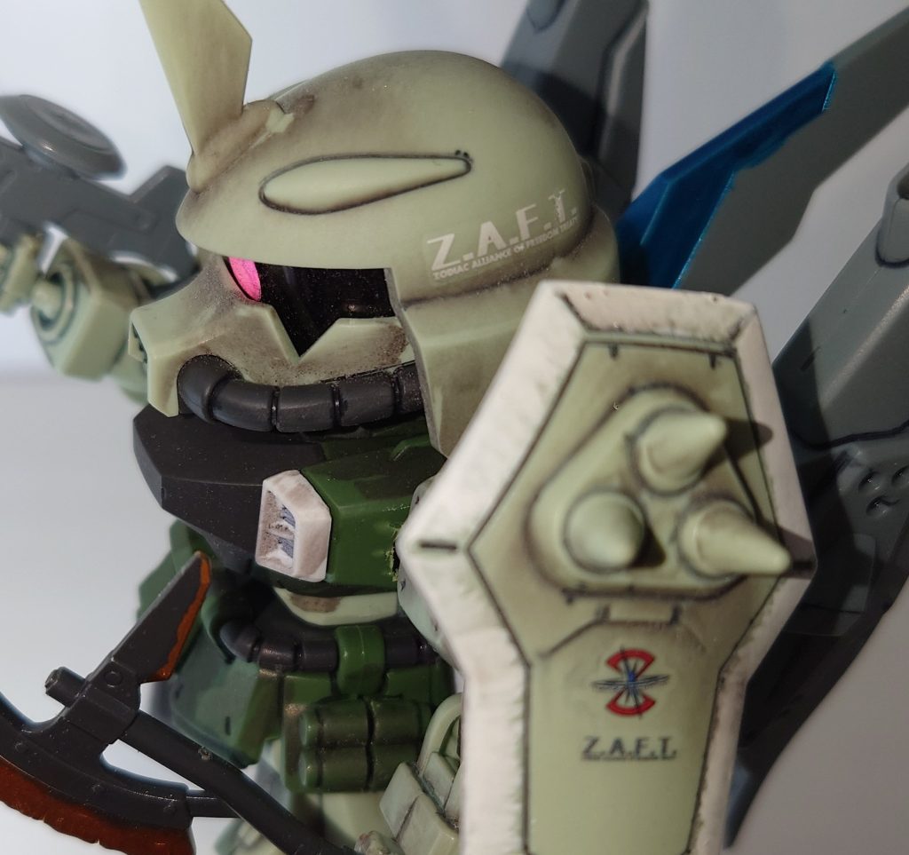 ヘッド左とシールドにZAFT紋章
