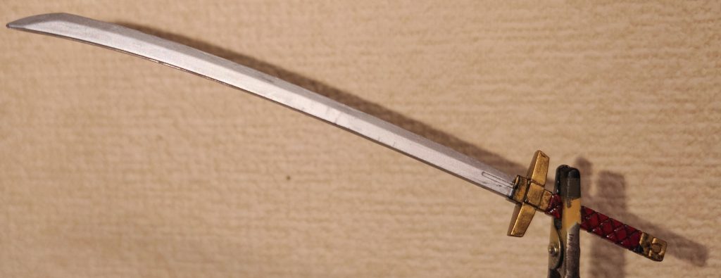 　フツノミタマの塗装に全力を傾けました　はばき・鍔・柄は設定通り　刀身は銀色に塗りました　刃紋は悩みましたが、そもそも宇宙空間で精錬した（であろう）フツノミタマに従来の日本刀の製造技術は通用しないかな！とオミットしました　私自身、宗近や正宗、長船を実見してきましたが、「刀はよくわからぬ」という感想しか抱きませんでした　甲冑は大好きなんですがね