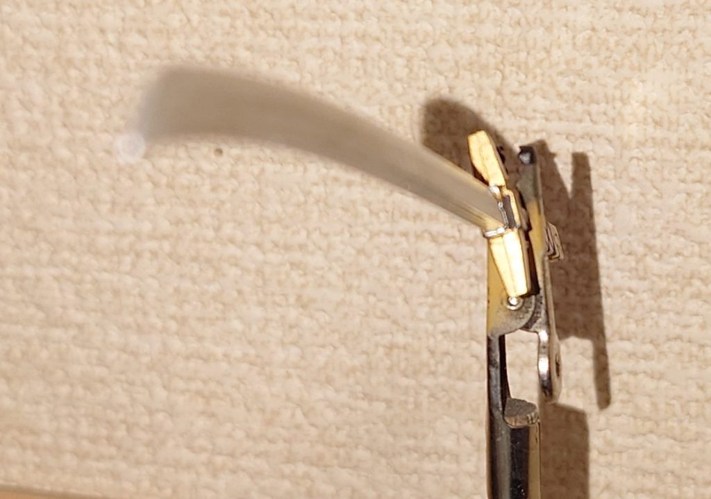 フツノミタマを前から　このアングル好きなんですよ　刀の反りと鋭さと美しさを一番堪能できるアングル　最後、カルラに刺したまま爆発しましたが、フツノミタマはどうなったんでしょうね？拵えは壊れても、刀身は無事かな？　①某ジャンク屋が回収して自家使用　②オーブの依頼で某ジャンク屋が回収してアカツキ島の地下へ…　③爆発で刀身が外宇宙にでてしまい、数千年後に宇宙人に発見される　②がありそうかな？　もうオーブのビックリ箱（アカツキ島）には驚かされないぞ、と思って毎回驚かされるのが定番コース…