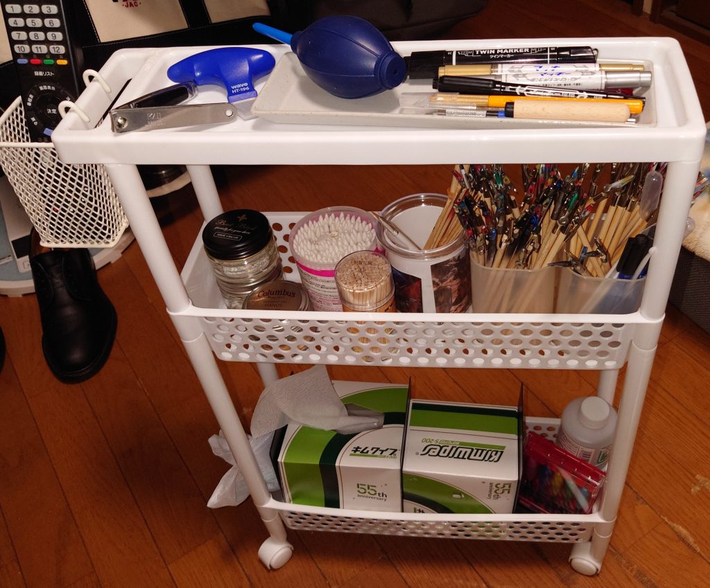 オマケ　　ダ◯ソーでスリム隙間ラック発見！！車輪あるので移動は自由自在　製作道具のアレやらコレやらいれてます　気付くと道具増えてますよね
