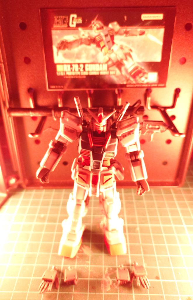 格納庫風…緊急出動時に赤い回転灯が格納庫全体を照らしているイメージ