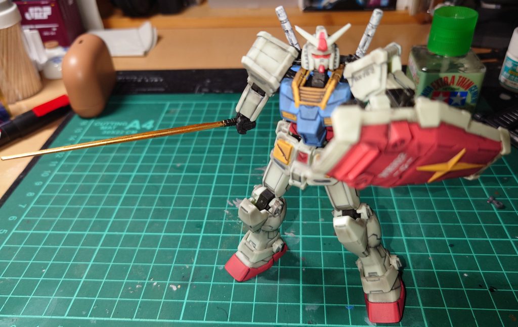 グフとの対峙 …あ、シールド付けずに左は平手でサーベルの柄頭に添えればよかった… ポージングもまた難しいですよね