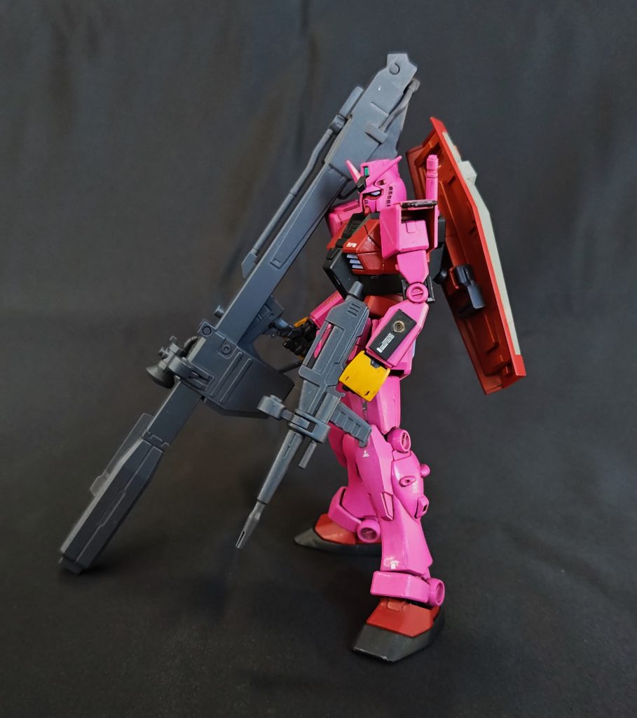 うちの赤いガンダム–3枚目/制作者：ザクシー