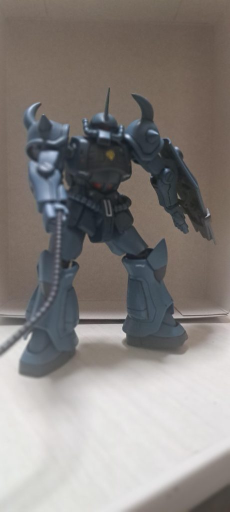 このグフもコックピットのオレンジ裏にキラキラテープ。写真でわかりませんが。ジオン系のモビルスーツは作るとカッコいいです。ガンダム系はちょっと線が細めなので。またのんびり探しながらよいキットとの出会いを楽しみに