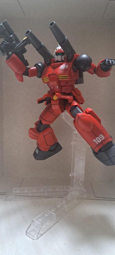 顔はまた中にテープでキラキラするようにと貼ってみましたが、艶消しスプレーしてしまいました。ポーズも難しい。次のキットは嫁の目を盗んで塗装したいなあと思いました。