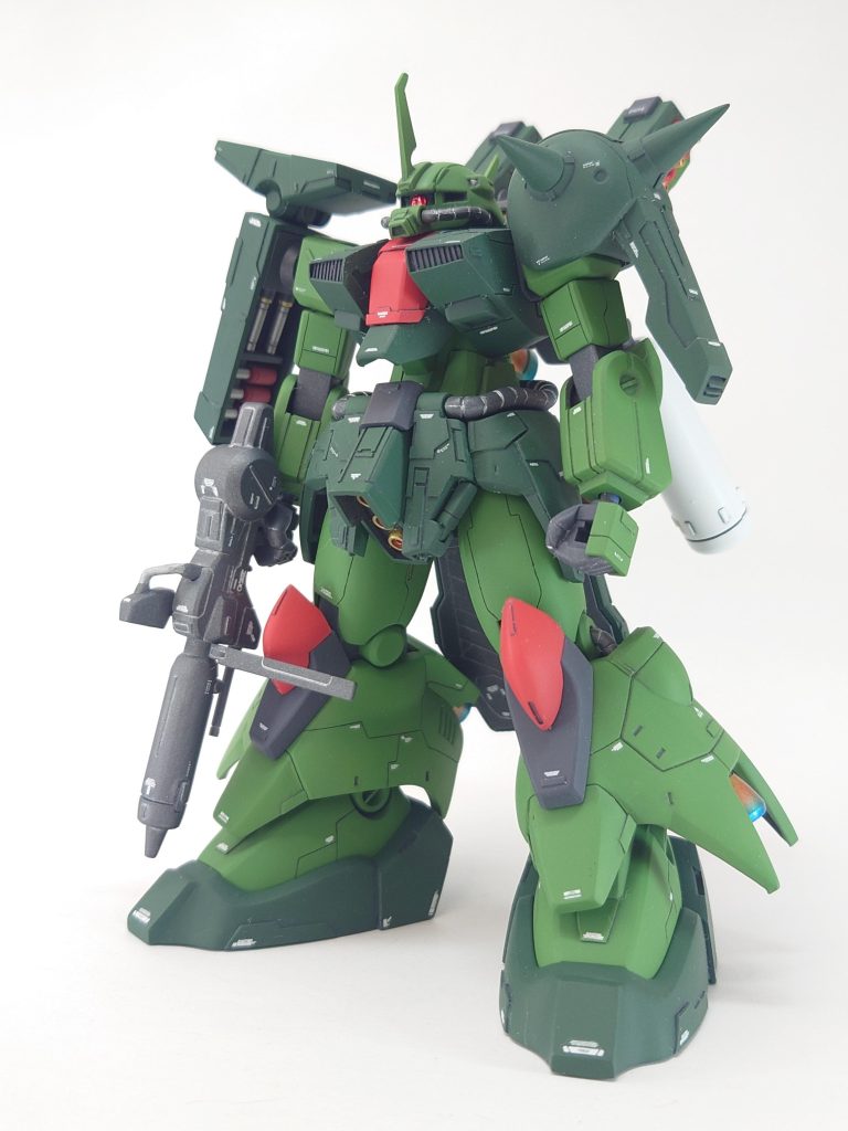 作業内容は↓合わせ目消し、後ハメ加工、各所にプラ板追加、頭部アンテナ形状変更、モノアイ可動加工、Fアーマー部のビームキャノンに砲身追加、アンクルガード大型化、プラ板追加にて胸部形状変更、プラ板追加にてリアスカート形状変更、サイドスカートの延長、腰部は横に3mm拡大、高さで1mm延長、太腿で2.5mm延長、ファンネルコンテナ追加、バックパックの３つのフィンの形状変更、爪先形状変更、肘部形状変更、脹脛部のスラスター形状拡大、太腿部にダクトを彫刻、太腿部のスラスターにフィン追加、ノーマル形状に戻せるように組み換え構造追加、プロペラントタンクを10mm延長、手首カバー追加、各部ダクト追加、踵部装甲裏ディテール追加、センサー部にレジン封止、モノアイをラピーテープとレジンで作成、スラスター中心にビーズ追加、スジ彫り、各種デカール、全塗装、スミ入れ、スムースクリア仕上げ、となります✋