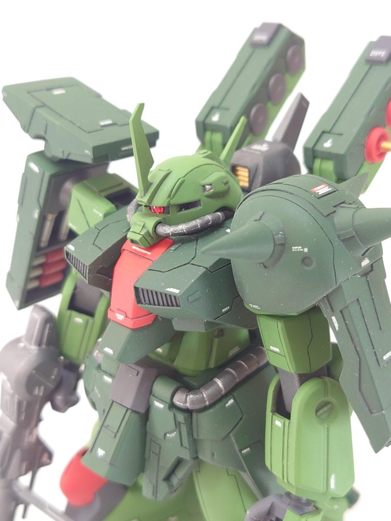 胸部はダクトが小さく丸みがあるのが好みでは無く、プラ板追加で一回り大きく角形状に💡マッシブ感がアップしてやって良かったです🎵あれやこれやと色々追加して時間が掛かり過ぎましたが、おかげでがっしりしたカッコイイザクIII改が出来たと思います😁HGUCの003とかなり初期なので合わせ目やズレに苦労しましたが、好きな機体を作れて楽しかったです🎵次はサクッとちょい足しで作りたいです（笑）