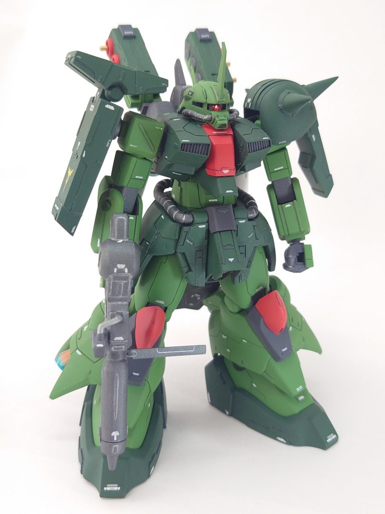 せっかくモノアイを可動出来る様にしたのですが、頭部の後ハメがキツくて塗装剥げしそうなので固定で😅まぁ動かせても左右へ50度くらいしか動きませんし・・・・