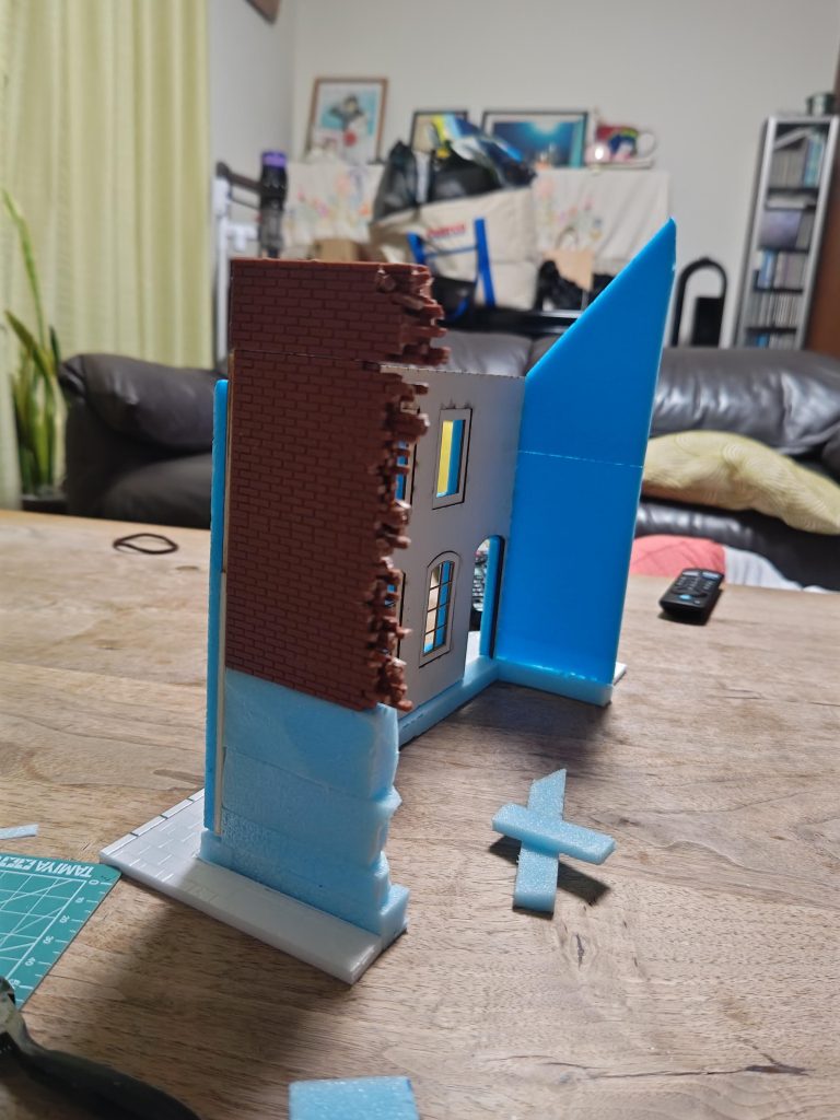 中華製の建物のキットためしに買ってみたら壁は薄いし途中で合わせ目？…となかなか手を入れなくてはいけませんでした。しょうがないとはいえ、ミニアートの建物キット最近売ってないんですもの…  