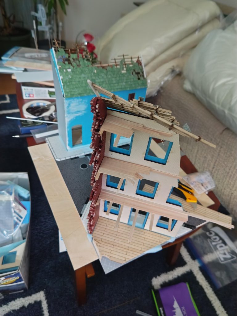 色塗り前。まだまだ形ができていません。二階とかも作ったのですが、建物が崩壊するときは一階以外の床が落ちるのが早いらしく勉強不足だったかも