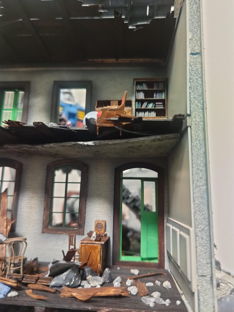 もう片方の建物はそこまで壊れてないので色々置いてみたり。