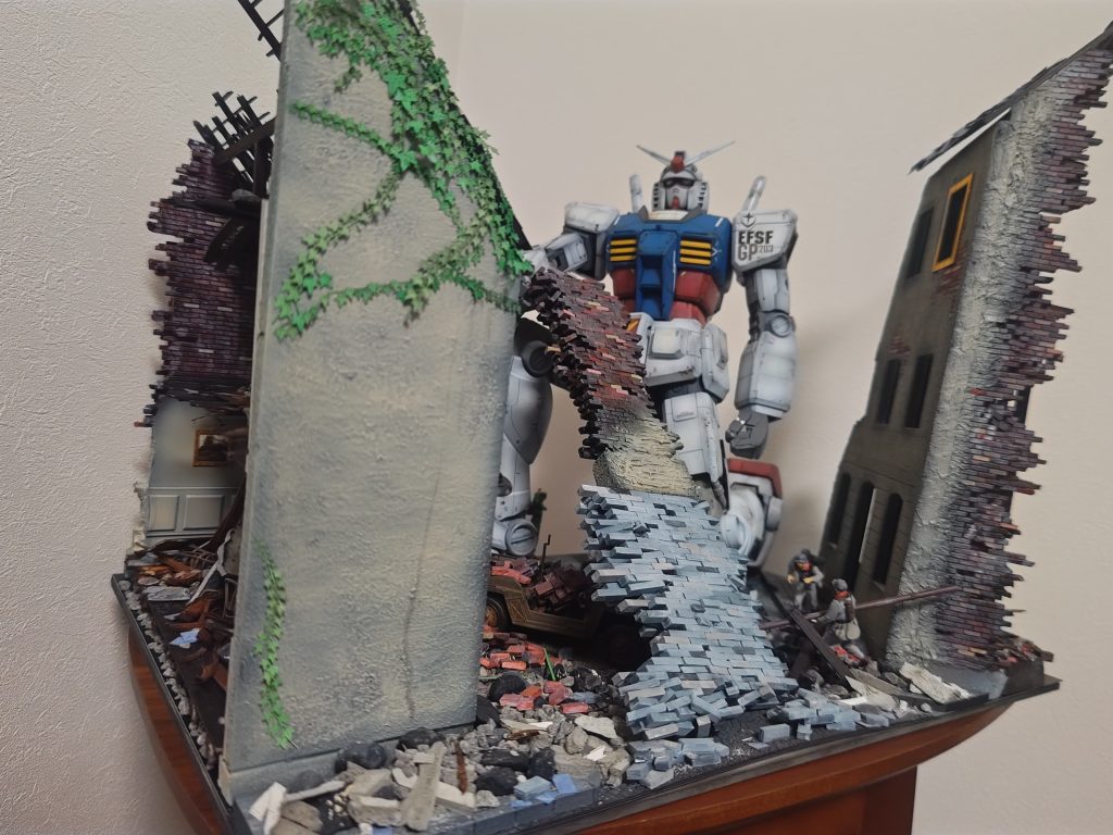 壁が単調だったため草とか生やしたりしました。