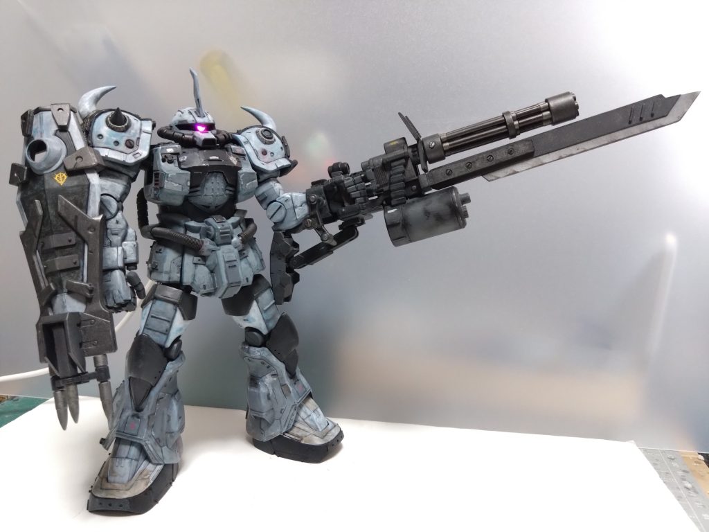 全体です。ガトリングシールドは当初はバレルを短くしたのですが(制作途中にあります。)何を隠そうオッサンの分際で実はモンスターハンターなるゲームが大好きな私は最近の新作プレイ中に、ガトリングシールドを改造してガンランス(ゲーム内の武器です。)にしちゃったらカッコ良いのでは?というしょーもない思い付きから改造しちゃいました。ガトリングガンランスとでも言うべきか。そのせいで全体を写真に収めるのは大変でしたが何とか撮影しました。
