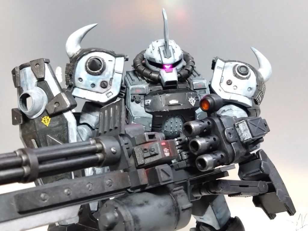 武器構え。本体の塗装は結構筆塗りにより使用感を出したかったのですが武器の塗装は以外と綺麗めに仕上がってしまい汚し方に少し悩みました。