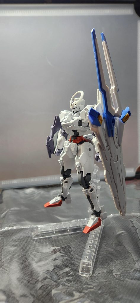 左腕には12機のビットが合体した大型のシールド「TKMK式ガンビット」が装備されている。