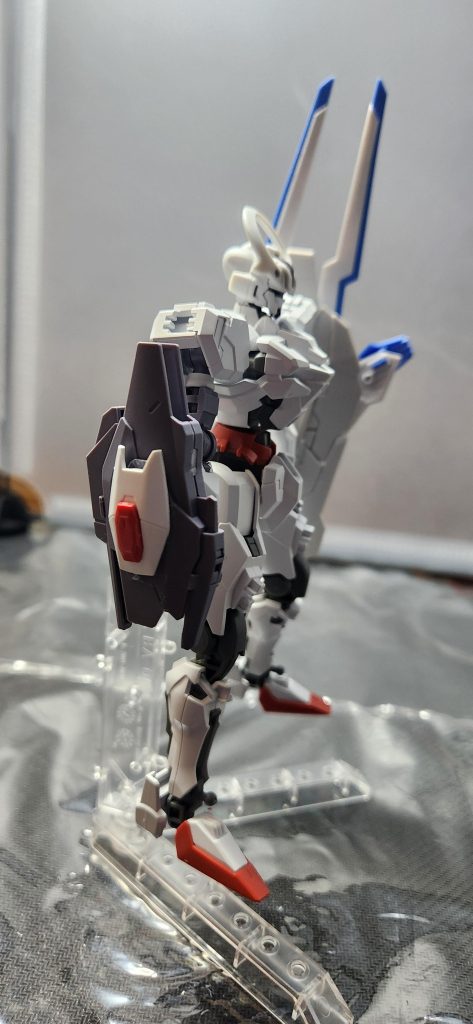 右手にはビームライフル、ビームサーベル、ビームシールドを兼ねた「TKMK2459-アガリアレプト」が装備されている。