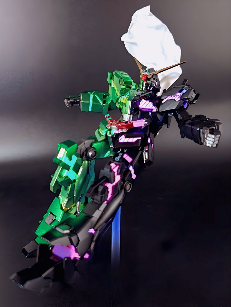 やはり最後はライダーキックの状態をぜひ!マフラーは0.5mm厚のプラ板をヒートガンで柔らかくして作ってます〜 以上、自己満足以外の何ものでもないユニコーンでした~!